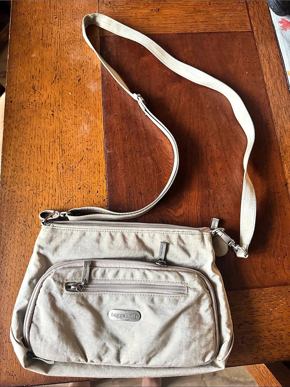 Baggalini beige crossbody